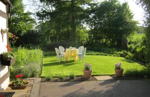 Moreton Cama Y Desayuno | THE MOATS - CODDINGTON A small private thatched cottage B&B located in quiet countryside between Ledbury and Malvern - convenient for the Malvern Three Counties Showground and 5 miles from excellent shops restaurants and Ledbury Poetry Festival
