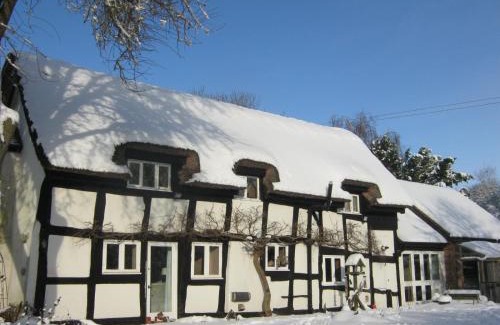 Moreton Cama Y Desayuno | THE MOATS - CODDINGTON A small private thatched cottage B&B located in quiet countryside between Ledbury and Malvern - convenient for the Malvern Three Counties Showground and 5 miles from excellent shops restaurants and Ledbury Poetry Festival