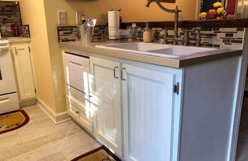 Williamston Casa | The Model T Suite at Snooze and Cruise Apartments
