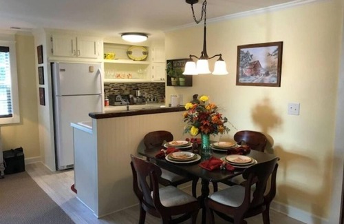 Williamston Casa | The Model T Suite at Snooze and Cruise Apartments
