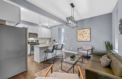 Tower Grove East Casa | The Modern Family Retreat / ABODEbucks
