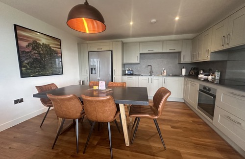 Chittlehamholt Cabina | The Mole Resort that sleeps 6 guests in 3 bedrooms