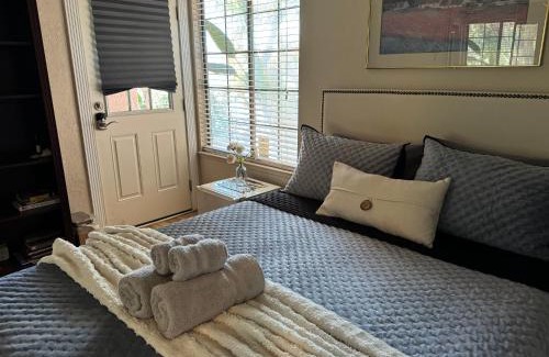 Sunrise Manor Casa | The Monet- One bedroom with a private entrance - shared bathroom