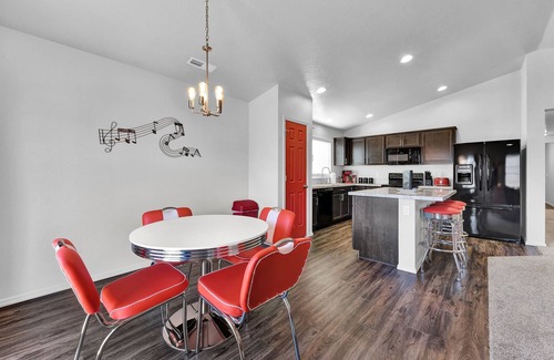 Nampa Casa | The Monochrome Home in Nampa near Hospital