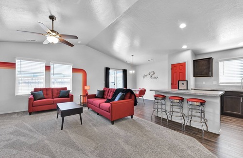 Nampa Casa | The Monochrome Home in Nampa near Hospital