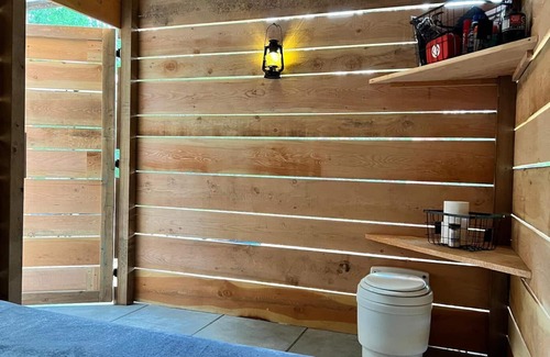 Okanagan-Similkameen Cabina | The moon shines big tonight at Butterfly Cottage!
