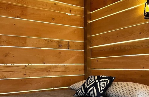 Okanagan-Similkameen Cabina | The moon shines big tonight at Butterfly Cottage!