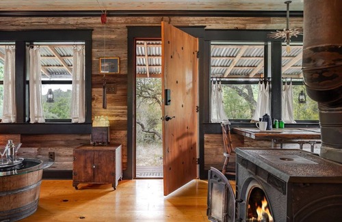 Wimberley Casa | The Moonshiner Cabin: Era de la Prohibición con un toque de Steampunk * Hot Tub *