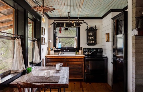 Wimberley Casa | The Moonshiner Cabin: Era de la Prohibición con un toque de Steampunk * Hot Tub *