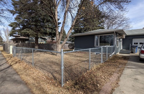 Moorhead Casa | The Moorhead Place. Dog friendly, warm home near colleges and medical centers