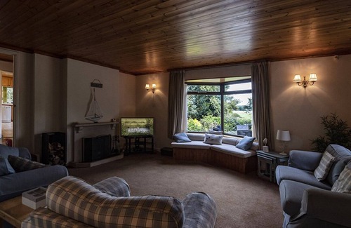 Norwich Casa | The Moorings da al río. Incluye bañera de hidromasaje y barco privado.