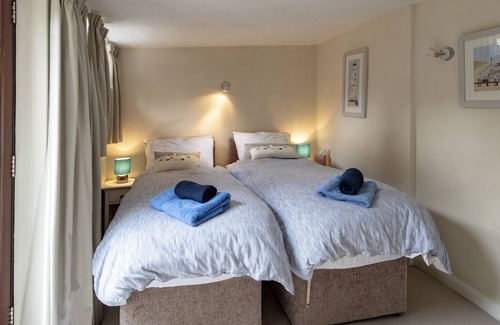 Norwich Casa | The Moorings da al río. Incluye bañera de hidromasaje y barco privado.