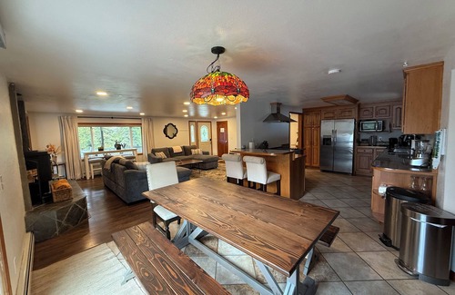 Huffman - O' Malley Cabina | The Moose Pad, Rustic Luxury, serene setting, Spacious 4bed/2bath, Sleeps 12+