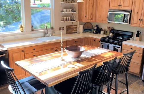 Groveland Cabina | The Moose, Stylish Farmhouse Cabin near Yosemite, Sleeps 8