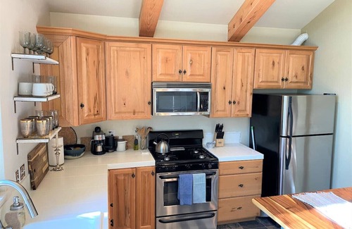 Groveland Cabina | The Moose, Stylish Farmhouse Cabin near Yosemite, Sleeps 8
