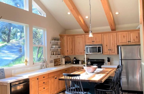 Groveland Cabina | The Moose, Stylish Farmhouse Cabin near Yosemite, Sleeps 8
