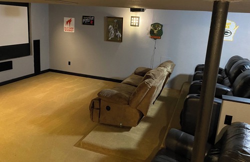 Fond du Lac Casa | The Morris Manor with pool and basement theater