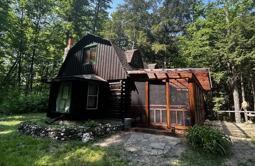 Le Roy Cabina | The Mother Lodge - Cozy Cabin on the Creek