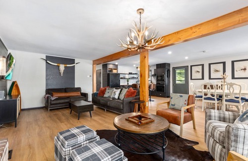 Motley Casa | 'The Motley Crew Haus' Northern MN Updated Lake House - 100 feet of lakeshore!