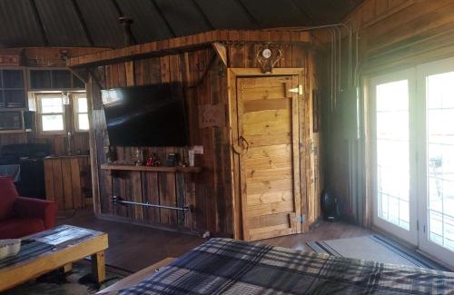 Genoa Casa | The Mountaineer - Rustic Mountain Yurt