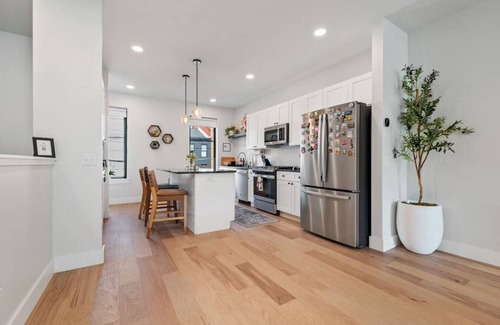 Central Northside Casa | The Mr. Rogers Room|Private Room on Arch Street