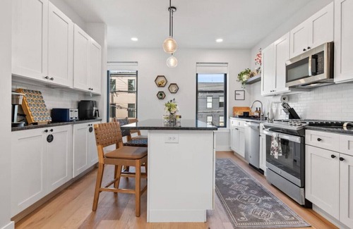 Central Northside Casa | The Mr. Rogers Room|Private Room on Arch Street