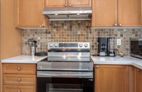Brampton Casa | The Mt Pleasant Residence - Your Cozy Away-HOME - *Free Parkg*Workspace*GO-Stn
