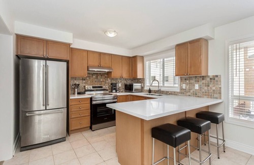Brampton Casa | The Mt Pleasant Residence - Your Cozy Away-HOME - *Free Parkg*Workspace*GO-Stn