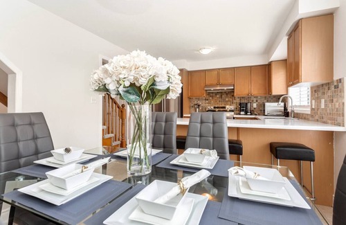Brampton Casa | The Mt Pleasant Residence - Your Cozy Away-HOME - *Free Parkg*Workspace*GO-Stn