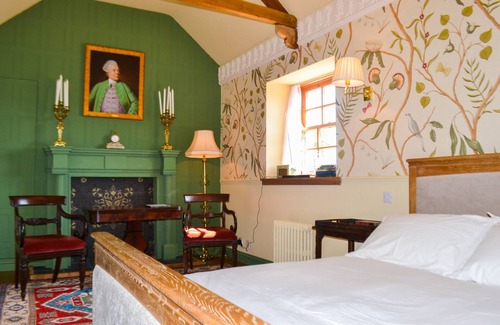Castle Douglas Cama Y Desayuno | The Munches Room at Buittle Castle, a Georgian Style Stay in a Medieval Castle