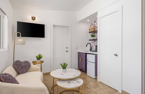 Warm Sands Hotel | The Muse Hotel | Palm Springs | Pool, Hot Tub, with FULL Kitchen | Suite 4