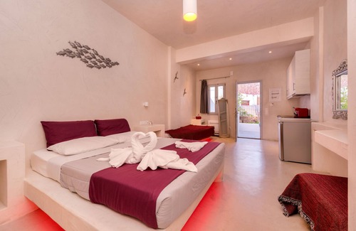 Vothon Casa | The Muse Of Santorini - Hot Tub Suites