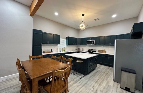 East Riverside Casa | The Mustard Seed Cottage-Charming 3-BR Craftsman conveniently located downtown!