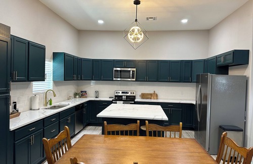 East Riverside Casa | The Mustard Seed Cottage-Charming 3-BR Craftsman conveniently located downtown!