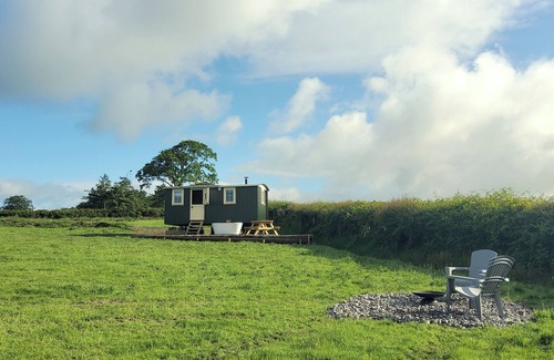Pentrefelin Cabina | The Musterer's Hut, Outdoor Bath & Valley View