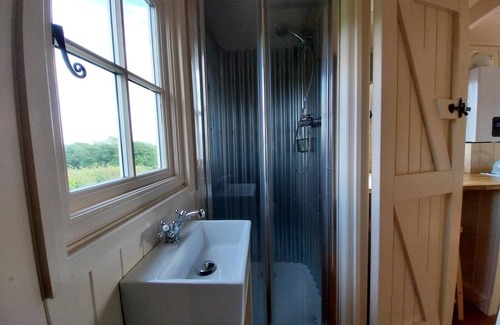 Pentrefelin Cabina | The Musterer's Hut, Outdoor Bath & Valley View