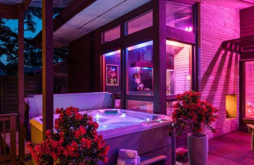 Bloomington Casa | The Nancy Fireplace Hot Tub Ping-pong