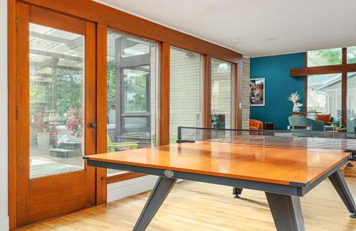 Bloomington Casa | The Nancy Fireplace Hot Tub Ping-pong