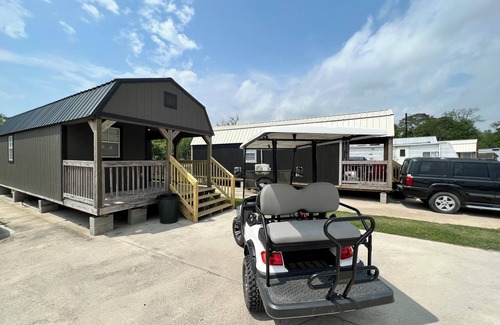 Brazoria Cabina | The Natasha Cabin: Cozy 3-Bed Retreat by the River