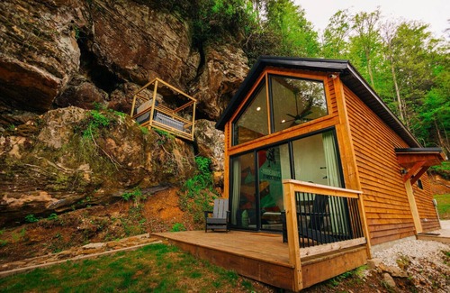 Rogers Apartamento | NEW Unique Hot Tub & Deck | Firepit | Mural | Pets
