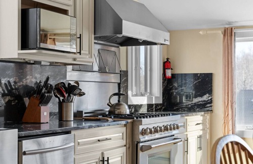 Central Vermont- Killington Casa | SkiOnSkiOff de lujo: ¡La casa Navillus frente a Great Eastern Ski Trail!
