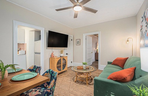 Valparaiso Casa | The Navy Gem | Historic Downtown Home—Sleeps 20