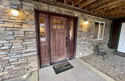 Nederland Casa | The Ned Nest - Private Suite - Pool Table / Fireplace / 3 Beds + Large Sectional