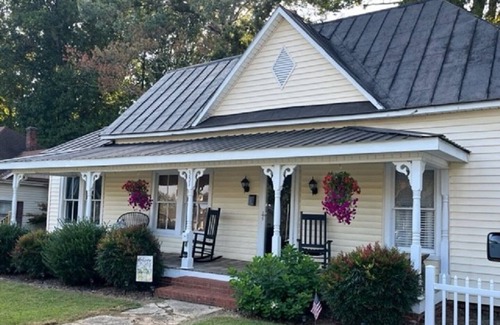 Jonesville Casa | The Nellie House. An historic cottage in the Heart of Elkin