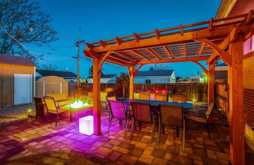 Dupont Casa | The Neon Cowboy: Hot Tub, Fire Pit, Movie Theater