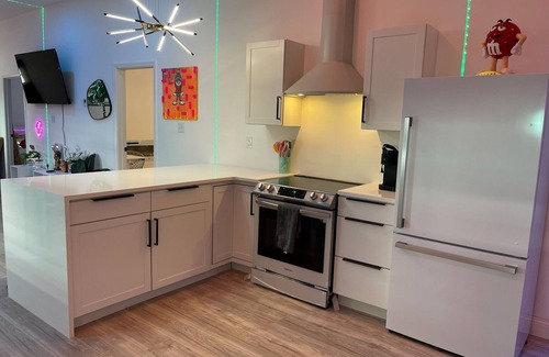 Central Gardens Casa | The Neon Nest: Retro Chic 4BR Home in Cooper Young
