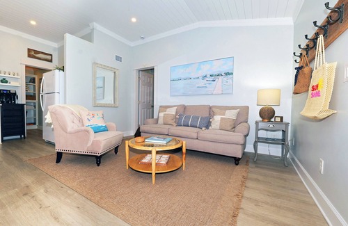 Saint Simons Heights Cabaña | The Nest at Circle Park - Cute Cozy Cottage