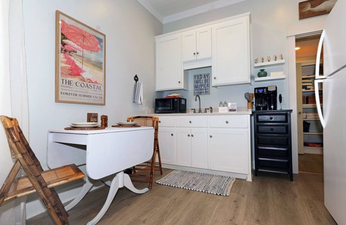Saint Simons Heights Cabaña | The Nest at Circle Park - Cute Cozy Cottage