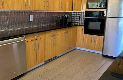 North Saanich Casa | 🌿 “The Nest” Beautiful Property! Stylish 2 Bedroom Suite. Main Level of Home.