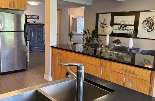 North Saanich Casa | 🌿 “The Nest” Beautiful Property! Stylish 2 Bedroom Suite. Main Level of Home.